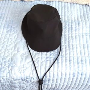 Lululemon women's wide brimmed bucket hat with strap